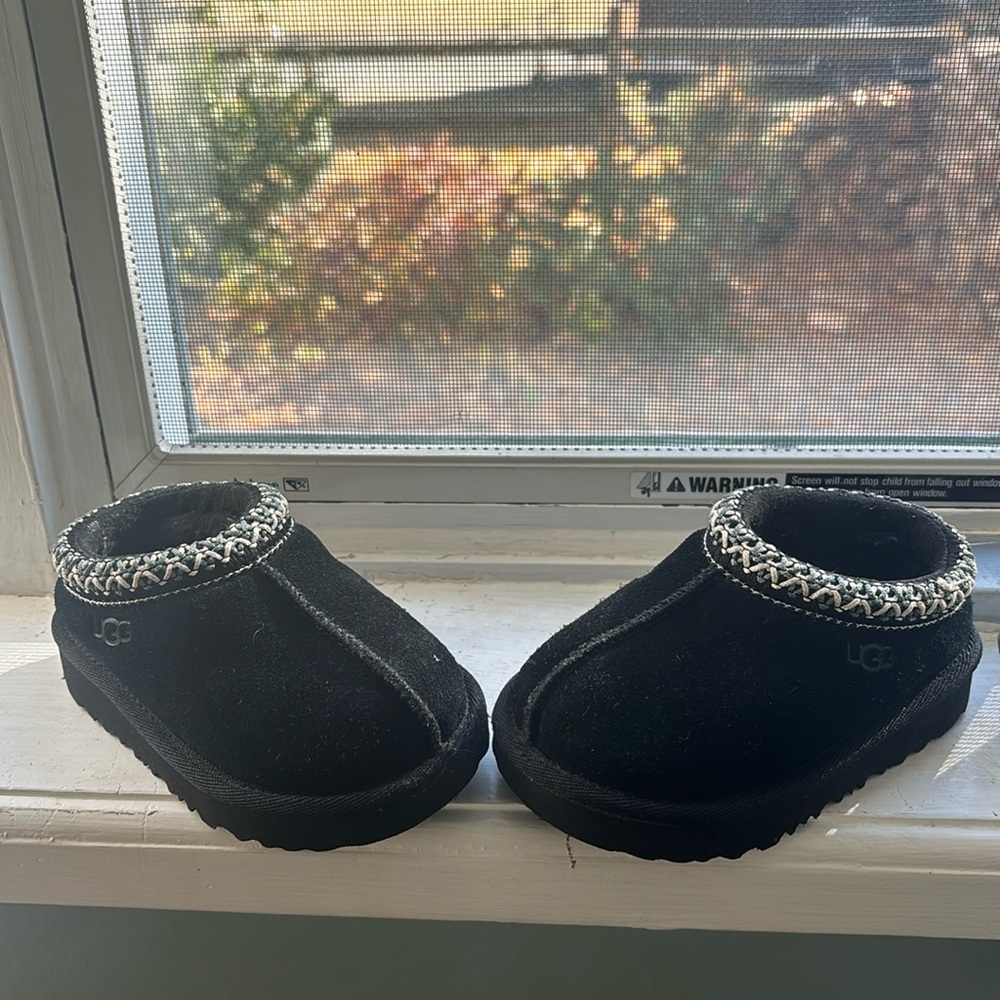 Toddler size 6 Tasman uggs